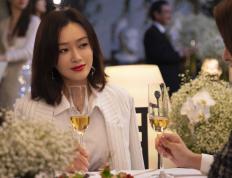 开云体育入口-轰鸣赛道与咆哮球场，当维斯塔潘的红色尾灯照亮施罗德的关键突破