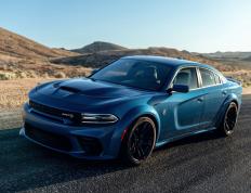 开云体育登录-引擎轰鸣与最后两分钟，当F1夜幕降临，恩比德在篮球世界的棋盘上投下制胜棋子