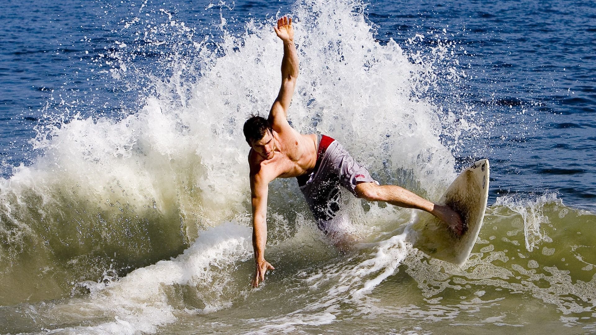 开云下载-篮坛绝境与绿茵逆转,体育史诗中的意志较量