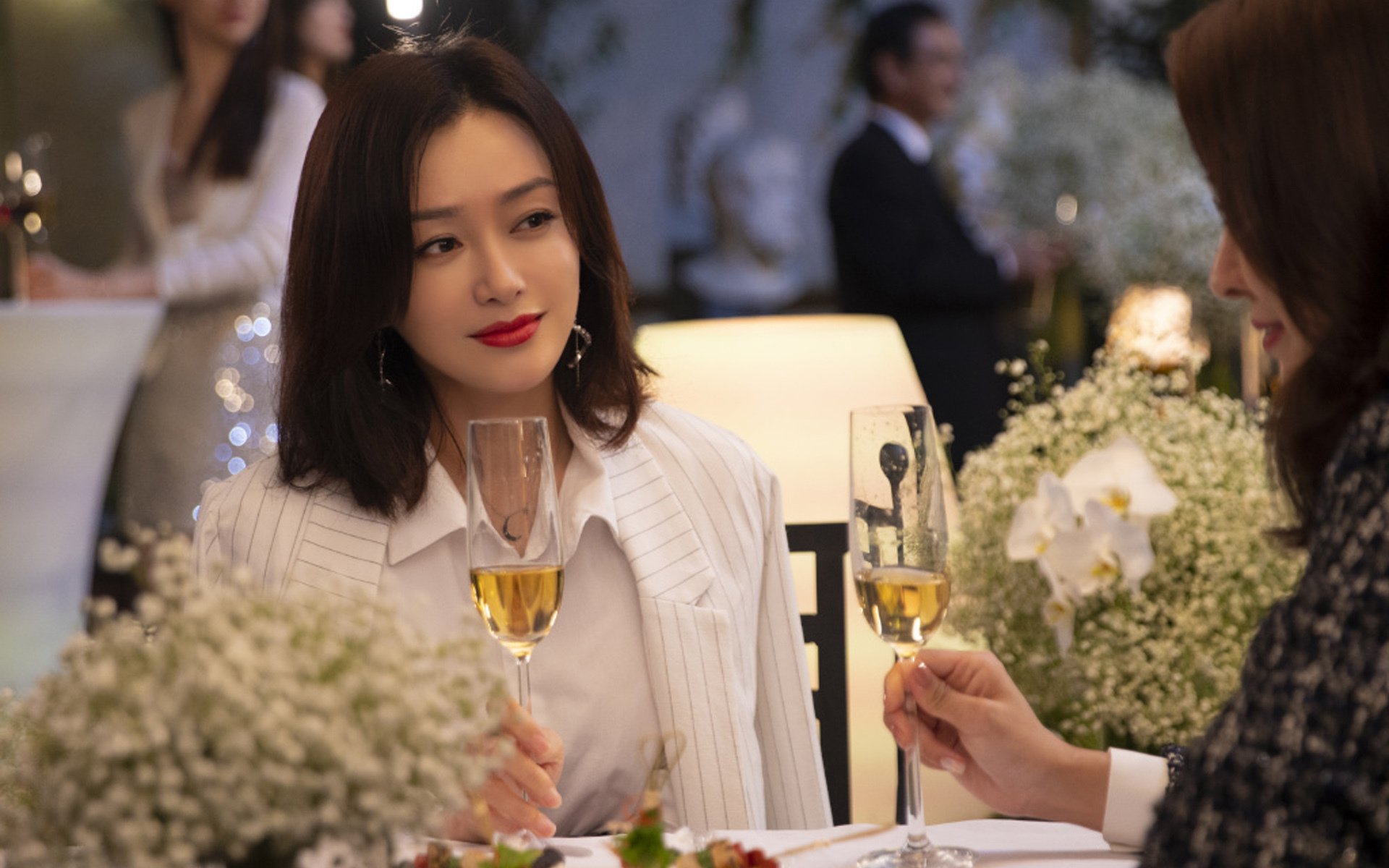 开云体育入口-轰鸣赛道与咆哮球场,当维斯塔潘的红色尾灯照亮施罗德的关键突破