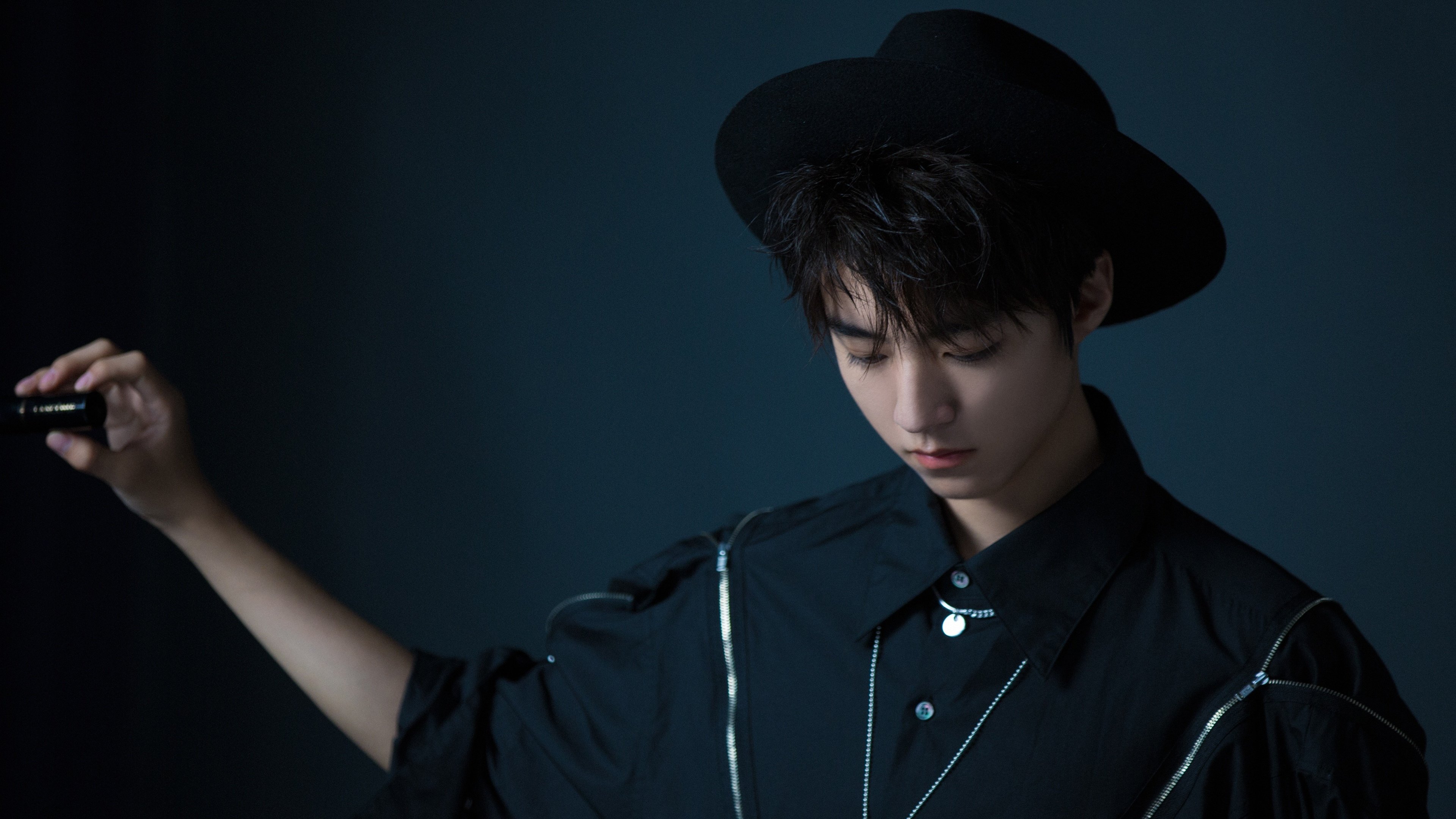 开云体育官网-赛场双城记,伯纳乌的火爆与斯台普斯的碾压